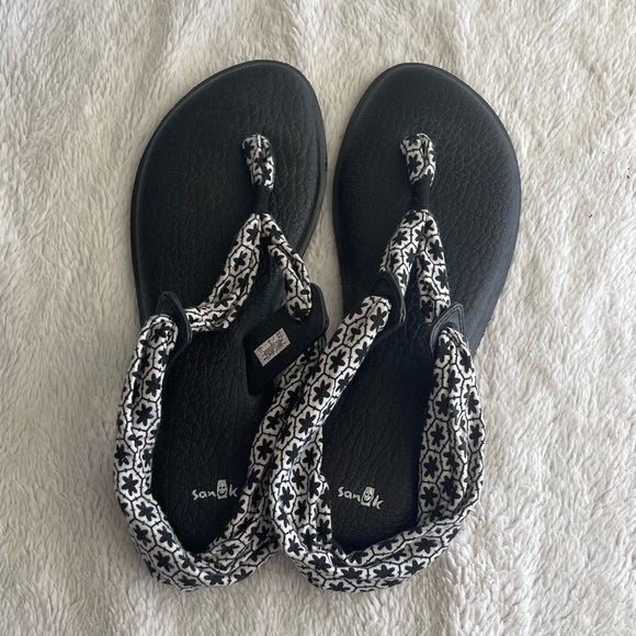 Sanuk Yoga Slinglet Prints Black White Tile ankle wrap thing sandal - Picture 1 of 8